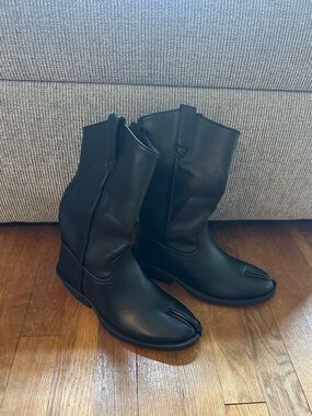 *Two right foot* Split Toe boots